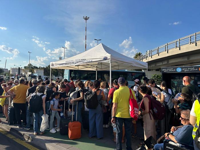 Cenere dell'Etna, &egrave; blocco totale all'aeroporto di Catania: voli fermi fino alle 10 di domani, tende da campo e acqua per i passeggeri