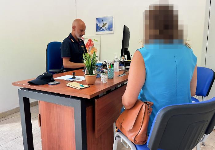 Picchia la moglie davanti ai quattro figli piccoli, ma lei scappa e chiama il 112: arrestato un 50enne