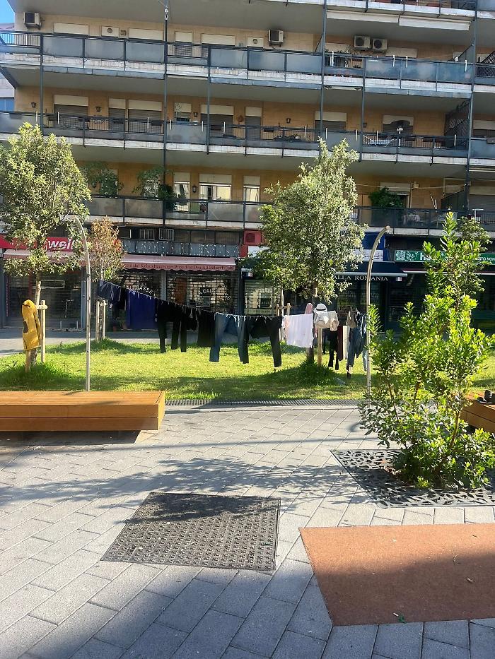 Panni stesi in piazza Turi Ferro