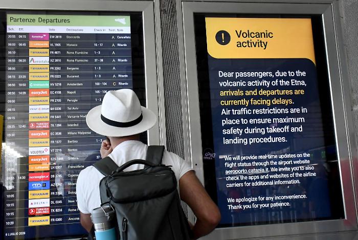 L'aeroporto di Catania resta chiuso fino alle 18: voli ancora dirottati e cancellati, eruzione dell'Etna ancora in corso