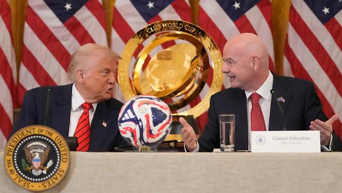 Trump: &laquo;Ho parlato con Infantino, il fallo non c'era e l'arbitro ha un passato sospetto&raquo;