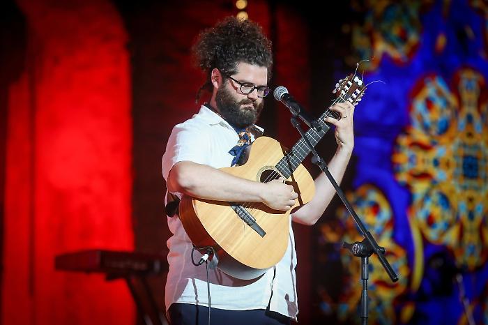 Claudio Covato, vincitore di Musicultura, a SpiazZō: onde mediterranee e progressive nell'estate di Raizes