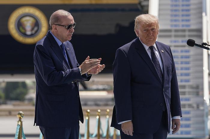 Trump al vertice di Ankara: &laquo;Meloni brava persona, ma mi ha deluso sull'Iran&raquo;