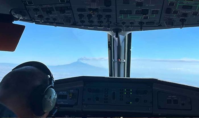 Etna, continua lo stop dei voli all'aeroporto di Catania: blocco integrale fino alle 14 
