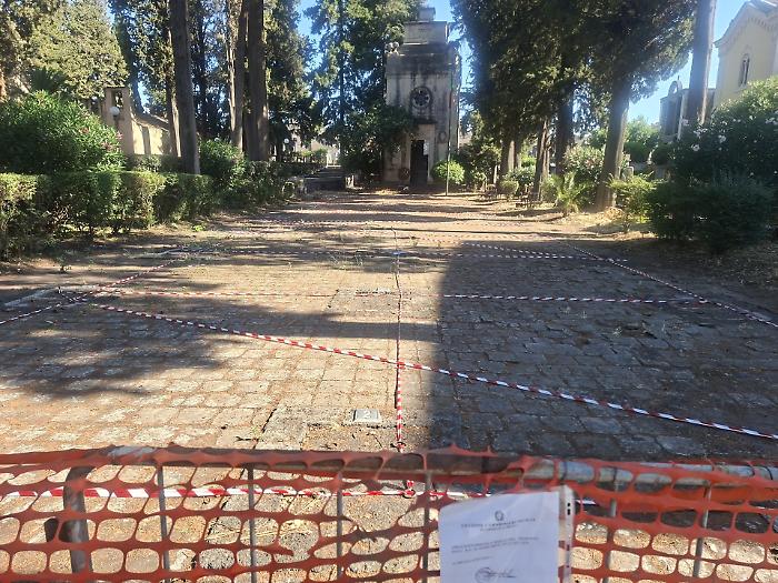 Tra i rifiuti del cimitero resti umani, zinco e arredi: sequestrato l&rsquo;ossario di Acireale 