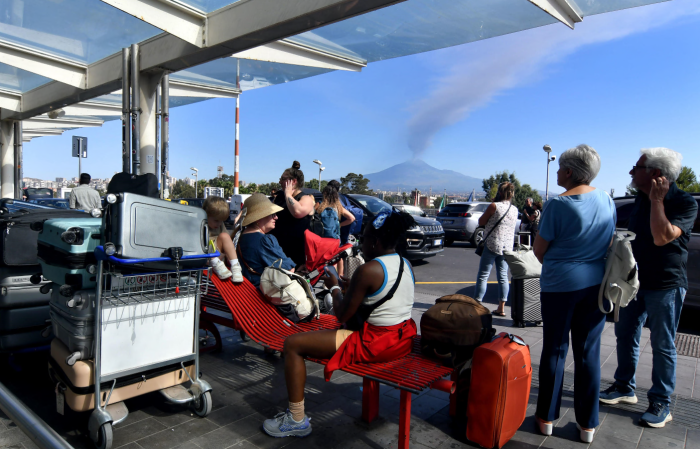 Etna, il bilancio di fine emergenza tra navette, volontari e treni speciali. Schifani: &laquo;Sforzo eccezionale&raquo;