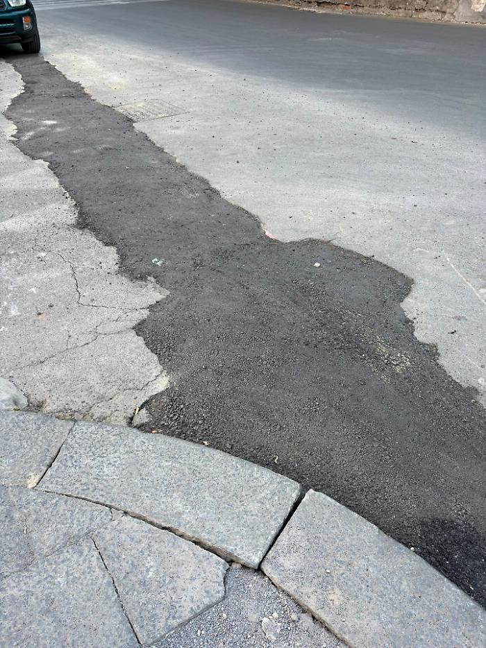 Catania, strada "rattoppata" in via Tomaselli
