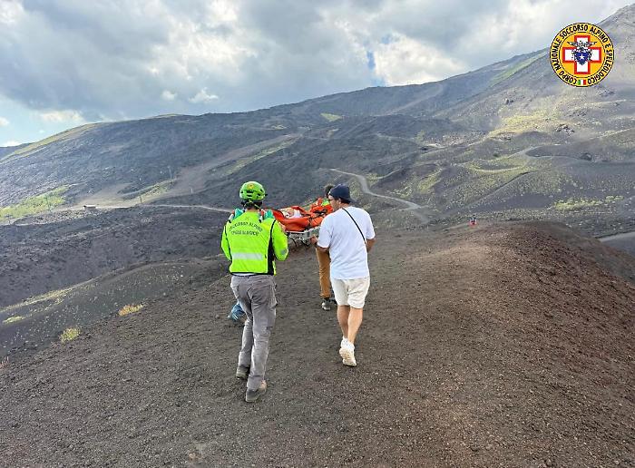 Turista francese ferita ai crateri Silvestri: intervento del Soccorso alpino a Nicolosi Nord