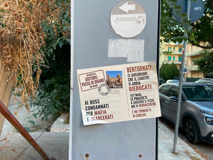 Palermo, adesivi contro il pizzo a Uditore-Passo di Rigano: &laquo;Ai boss scarcerati: se ci riprovate vi denunciamo&raquo;