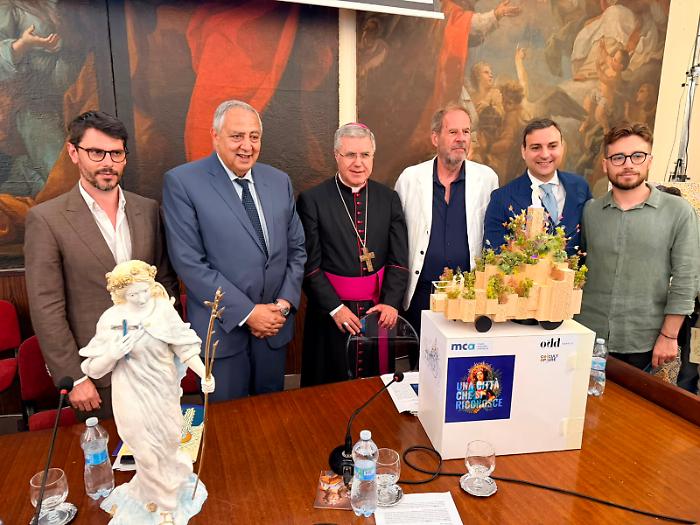 Palermo presenta il 402&deg; Festino di Santa Rosalia: sul "bio-carro" una Santuzza con la croce delle barche dei migranti