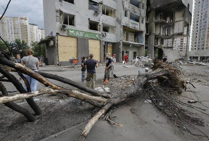Kiev sotto i missili mentre la NATO si riunisce ad Ankara: la notte che misura il prezzo della guerra e il peso delle promesse