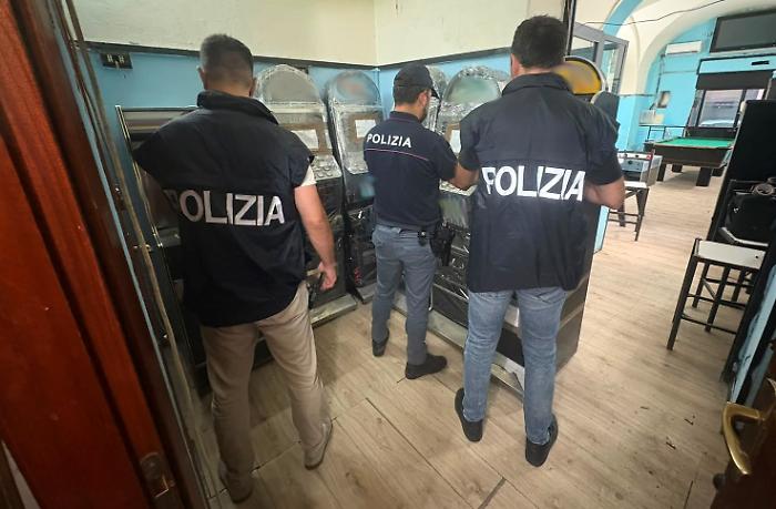 Controlli della polizia contro il gioco d'azzardo: a San Cristoforo sigilli a sei slot e multe per 303.000 euro