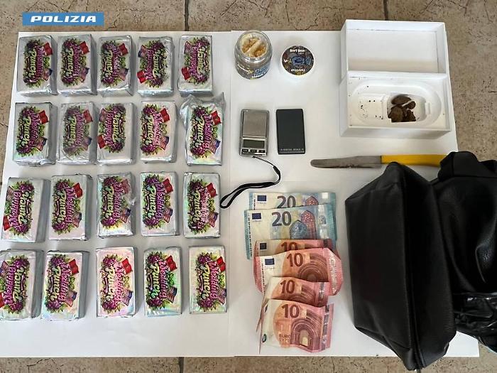 Blitz antidroga della Polizia: arrestato 19enne con oltre due chili di hashish e il &laquo;miele dello sballo&raquo;