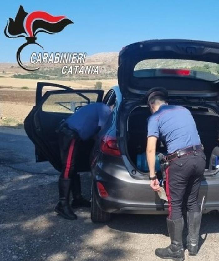 &laquo;Sto andando a uccidere la mia ex&raquo;: avvisa i carabinieri e si presenta in caserma con la lama di un coltello