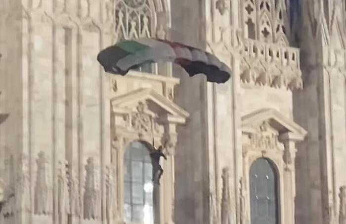 Si lancia dal Duomo con il paracadute della Palestina: il video fa il giro del web, caccia alle falle nella sicurezza