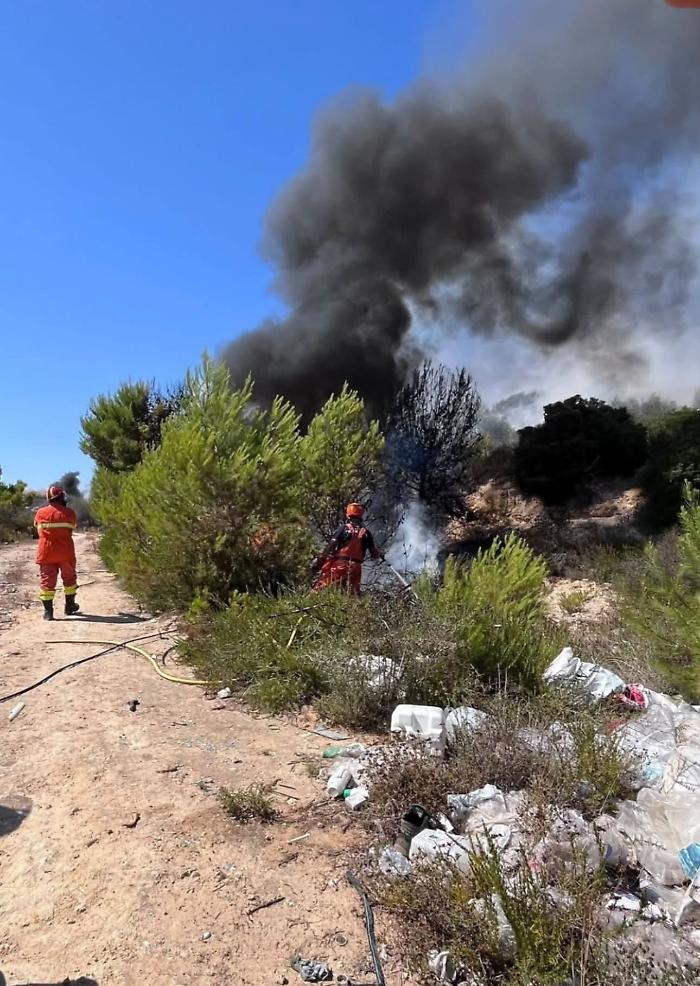 Incendio in contrada Resin&egrave; (Vittoria), rifiuti plastici in fiamme