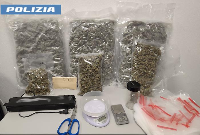 Catania, nasconde la marijuana dentro due vecchie lavatrici in disuso: arrestato un 34enne
