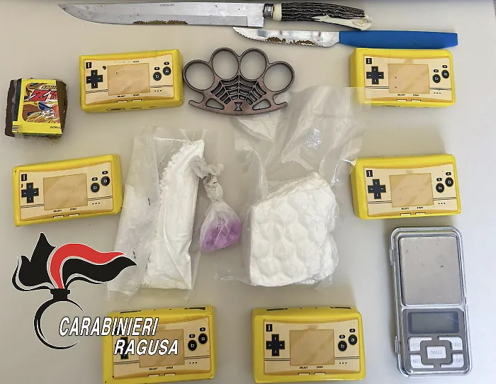Blitz antidroga a Ragusa: in casa quasi un chilo di stupefacenti