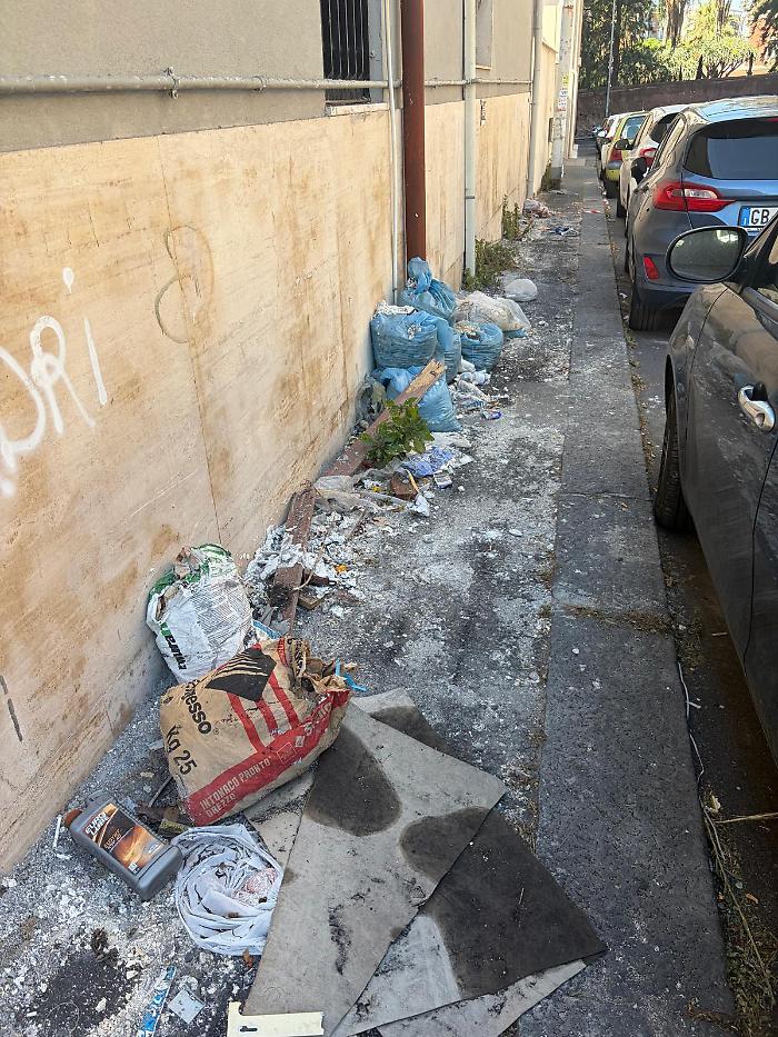 Discarica abusiva in via Vezzosi