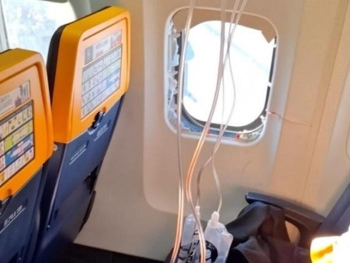 Rischia di essere risucchiato dal finestrino che si rompe su un volo Ryanair: salvato dagli altri passeggeri