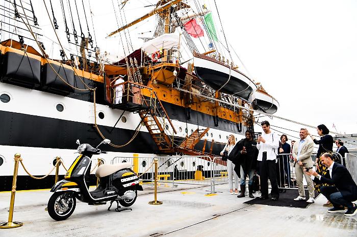 Vespa ispirata all'Amerigo Vespucci: due icone del Made in Italy sbarcano a New York