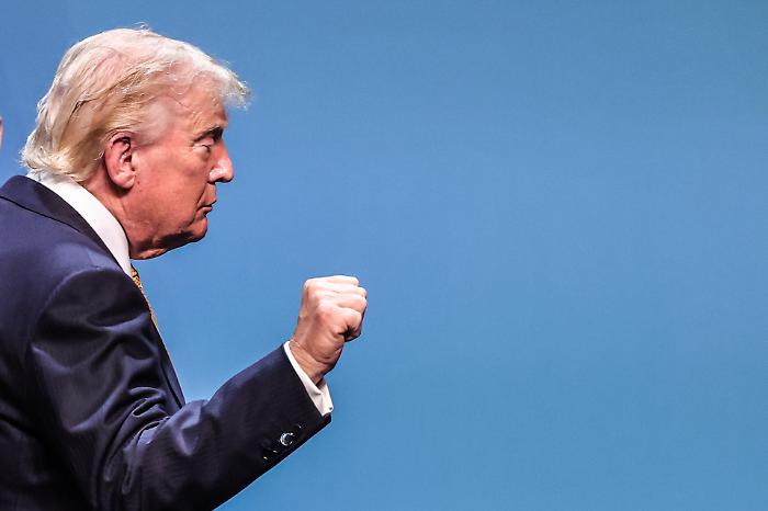Hormuz "semi chiuso" e l'Iran nel mirino di Trump: "Tregua finita, ma i negoziati vanno avanti" 