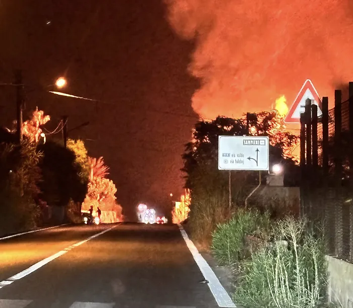 Rogo notturno sulla litoranea Cava d'Aliga-Sampieri