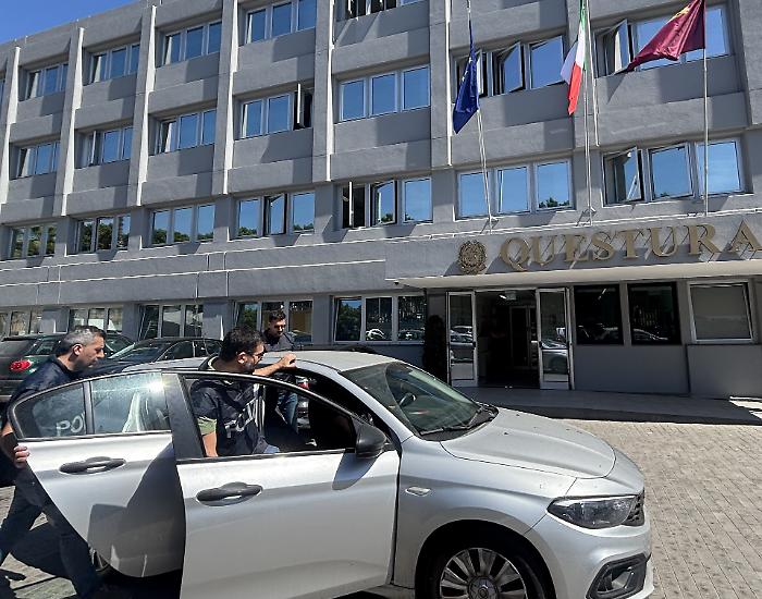 Nascondeva dosi di eroina nelle scarpe: 62enne arrestato a Catania