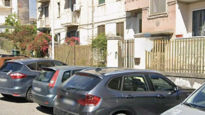 Catania: sette bossoli sull'asfalto e un portone danneggiato, indagini 