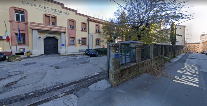Carrello dei pasti lanciato con violenza contro agente di polizia penitenziaria: il sindacato denuncia una "situazione invivibile"