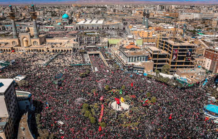 La pi&ugrave; grande processione al mondo: 43 milioni di persone alle esequie dell'ayatollah Ali Khamenei
