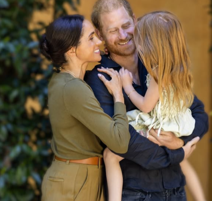 Ancora mistero su Meghan e i figli nel Regno Unito: possibile ricongiungimento ma solo privato con re Carlo 