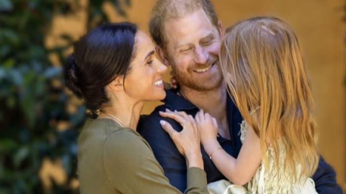 Ancora mistero su Meghan e i figli nel Regno Unito: possibile ricongiungimento ma solo privato con re Carlo 