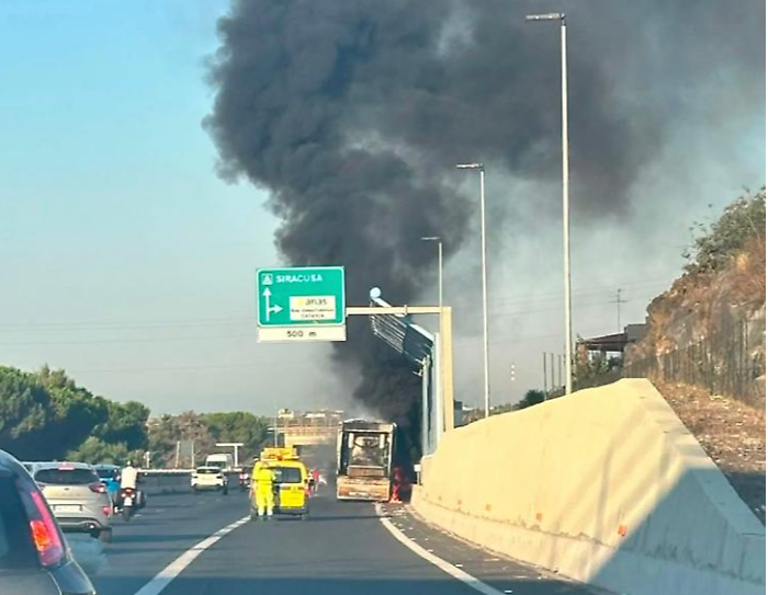 Incendio di un autocompattatore sulla tangenziale di Catania: Anas al lavoro, lunghe code in direzione Siracusa