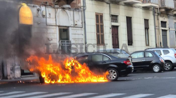 Catania: fiamme e paura in piazza Corsica, brucia un'auto parcheggiata 