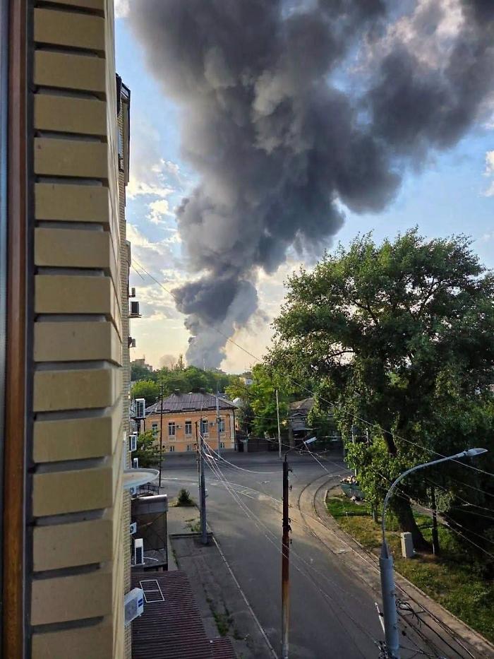 Incendio alla raffineria di Ilsky dopo raid ucraini: Mosca annuncia l'abbattimento di 376 droni