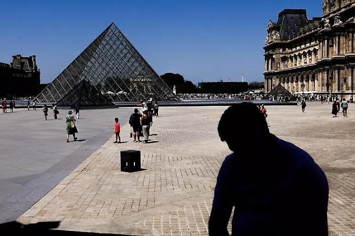 Caldo estremo, la Francia soffoca: milioni di persone in allerta rossa, incendi e treni cancellati nel fine settimana