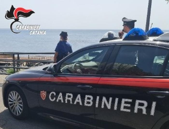 Tragedia sfiorata ad Aci Castello: carabinieri salvano un 46enne sul lungomare Cristoforo Colombo