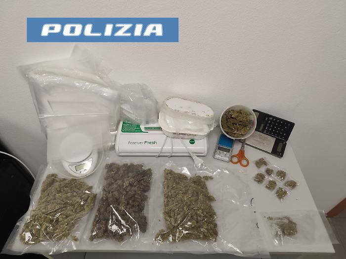 Passeggiata con il cane durante i domiciliari: 52enne finisce arrestato anche per droga
