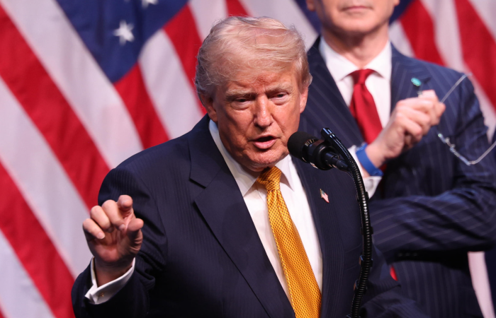 Per Trump lo Stretto di Hormuz resta aperto: "Li abbiamo bombardati pesantemente"