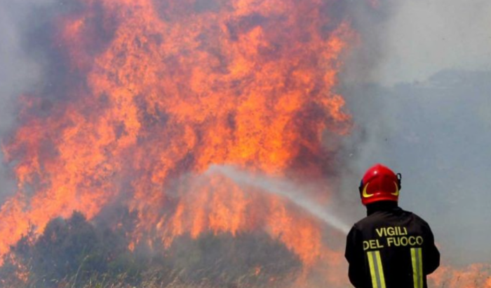 Vasto incendio nella notte a Castellammare del Golfo, minacciate le case