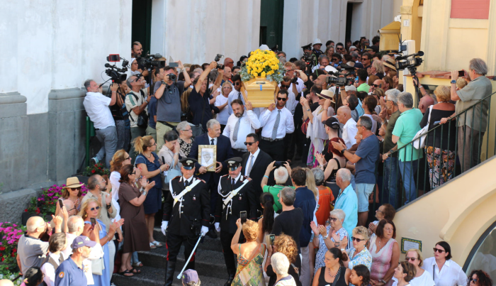Capri saluta il suo sognatore, l'addio a Peppino Di Capri tra canzoni ed emozioni