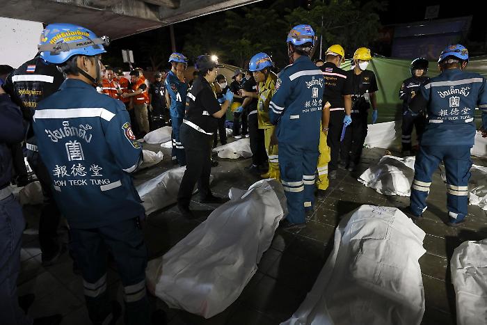Strage nella notte thailandese: le fiamme divorano un pub, 27 morti 