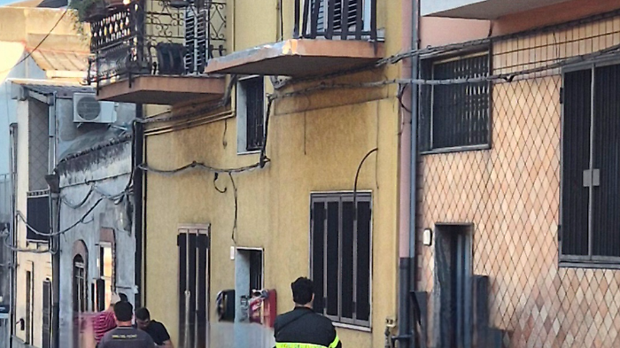 Il curioso incidente a Catania: tir sradica la ringhiera di un balcone (e fugge) 