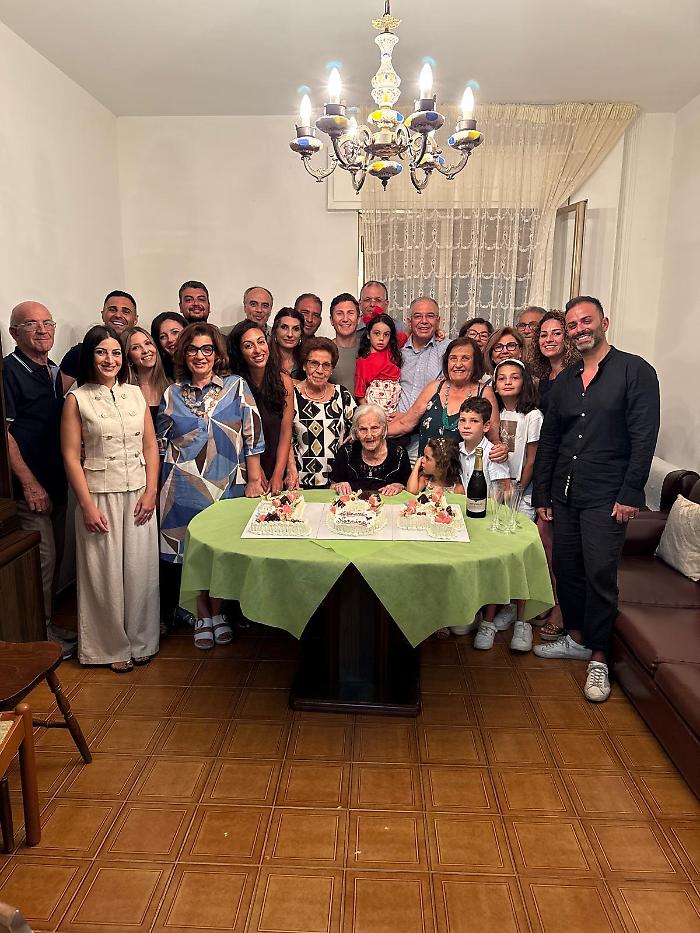 Modica, che bella festa per nonna Carmela che spegne 104 candeline