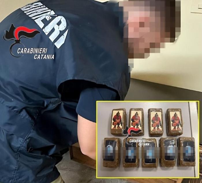 Le stecchette di hashish dentro la macchina, ecco come i carabinieri hanno fermato uno spacciatore a Catania