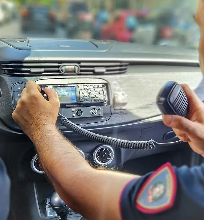 Aggredisce un coetaneo e gli ruba il cellulare, poi lo lancia sotto un'auto: arrestato 23enne a Catania