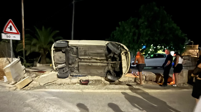 Sampieri, perde il controllo dell'auto e si schianta contro il muro di recinzione di una casa