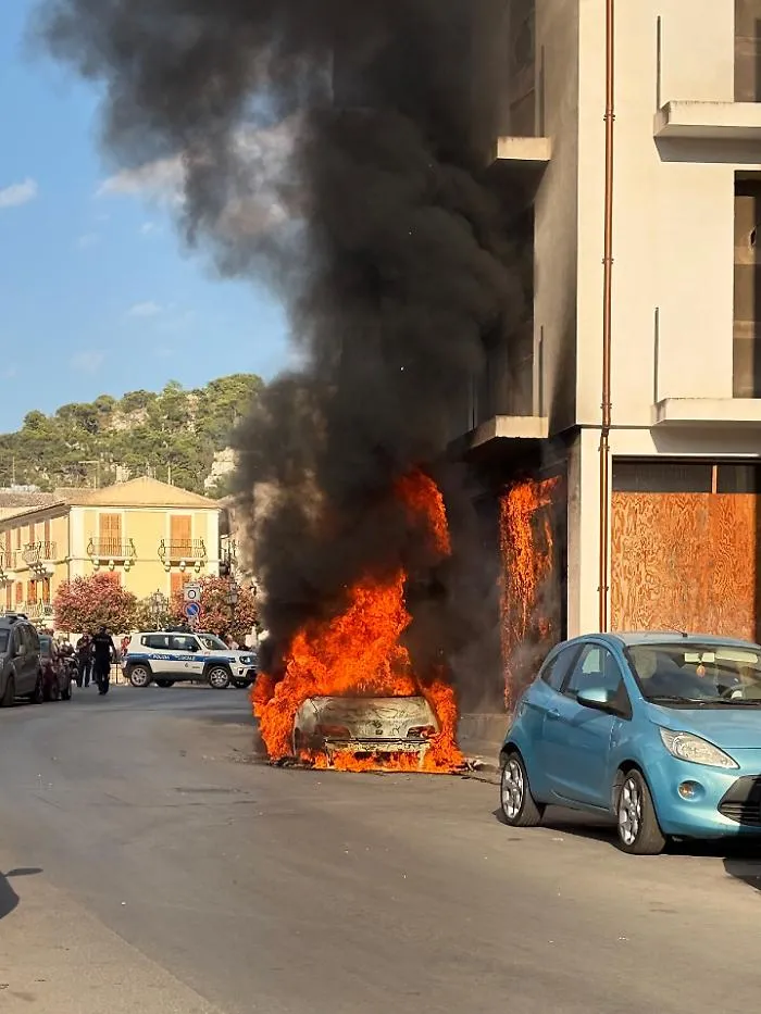 Attimi di paura a Scicli, auto in fiamme