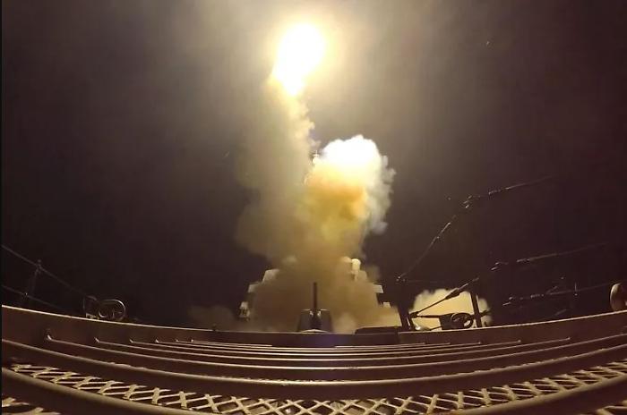 Washington colpisce l&rsquo;Iran, Teheran risponde nel Golfo: la tregua sullo Stretto di Hormuz &egrave; a un passo dalla rottura